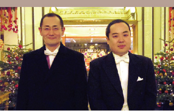 授賞式後の山中所長と高橋講師