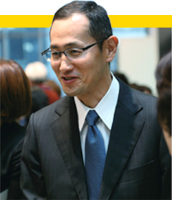 参加者と話す山中所長